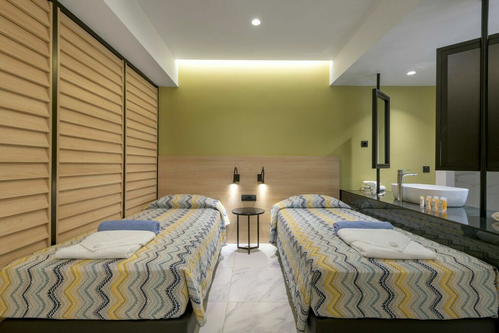 N._Superior_family_Room_G.V_5
